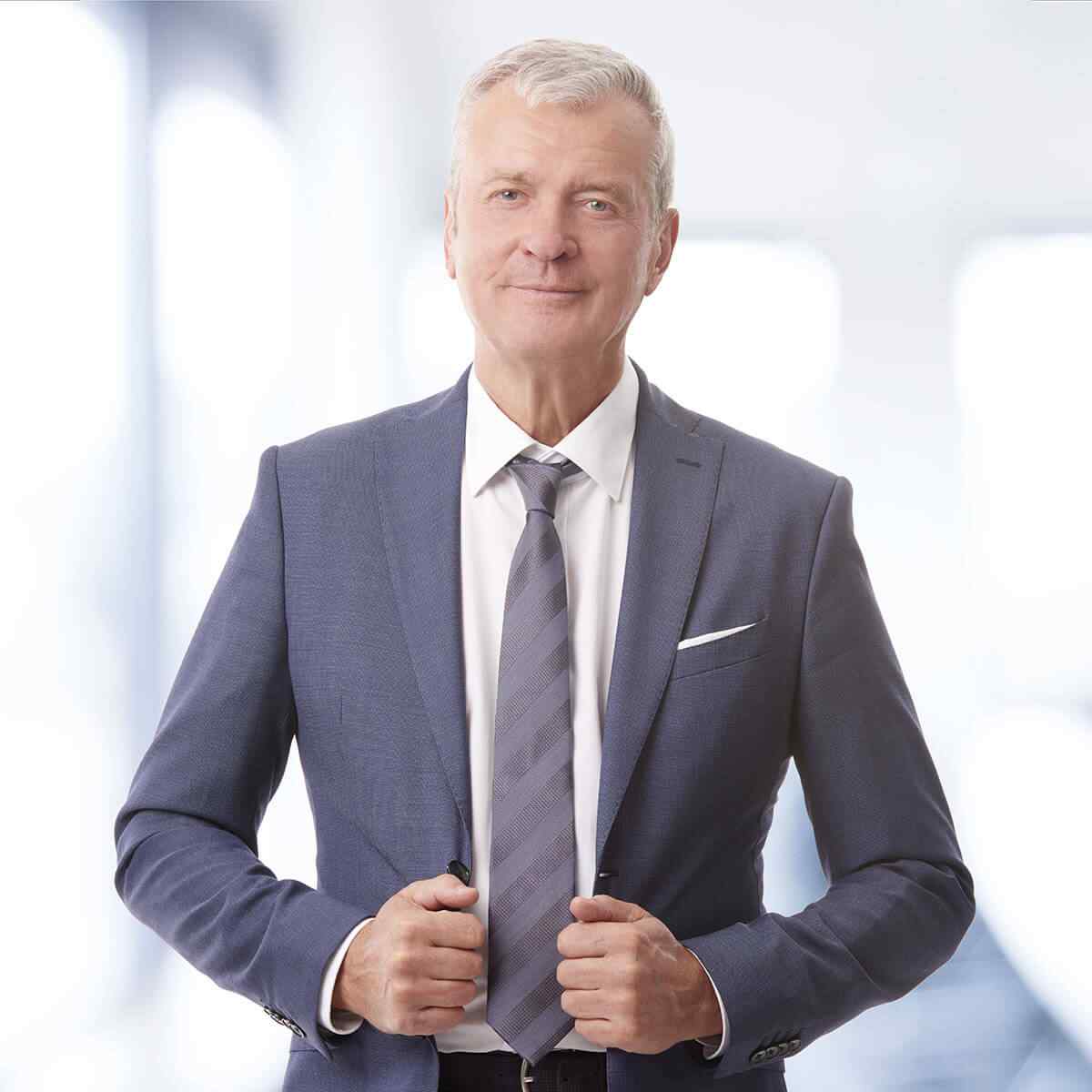 https://actreal.net/wp-content/uploads/2019/04/img-people-01.jpg